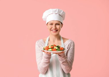 Renkli salatalı güzel bir kadın şef.