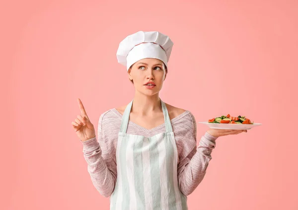 Hermosa Chef Femenina Con Ensalada Sobre Fondo Color — Foto de Stock