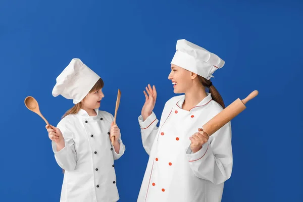 Portrait Female Chef Her Little Daughter Color Background — Stock Photo, Image