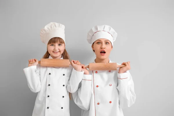 Ritratto Chef Donna Sua Figlia Sfondo Chiaro — Foto Stock