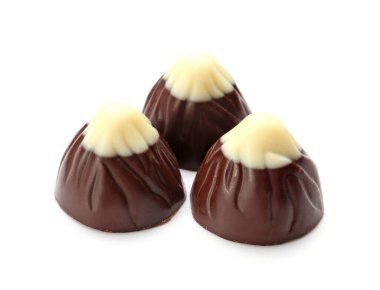 Beyaz arka planda lezzetli çikolata şekerlemeleri