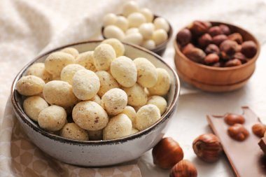 Masada lezzetli şekerler var.