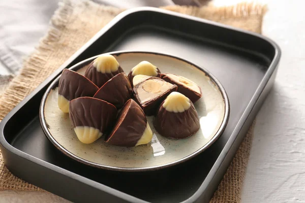 Placa Con Sabrosos Caramelos Chocolate Sobre Fondo Blanco —  Fotos de Stock