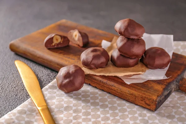 Tablero Con Sabrosos Caramelos Chocolate Sobre Fondo Oscuro —  Fotos de Stock