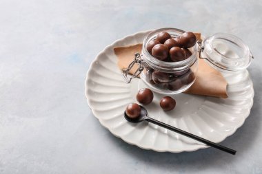 Renkli fındıklı çikolata kavanozu.