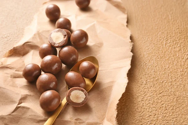 Leckere Schokoladennüsse Auf Farbigem Hintergrund — Stockfoto