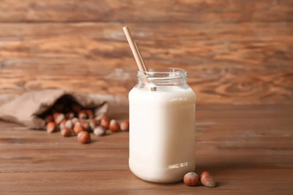 Vaso Saporito Latte Nocciola Sul Tavolo — Foto Stock