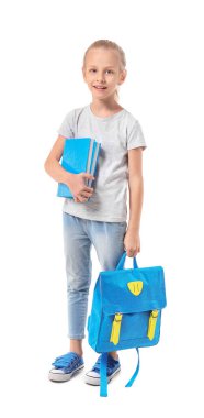 Beyaz arka planda küçük tatlı bir kız öğrenci.