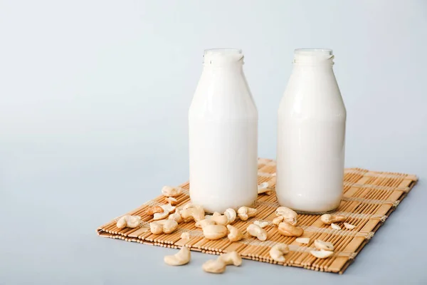 Пляшки Смачного Молока Кешью Сірому Фоні — стокове фото