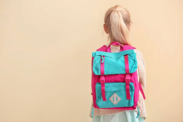 Schattig Schoolmeisje Kleur Achtergrond Achteraanzicht — Stockfoto