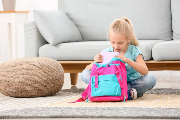 Χαριτωμένο Κοριτσάκι Πακετάρει Σχολική Τσάντα Στο Σπίτι — Φωτογραφία Αρχείου