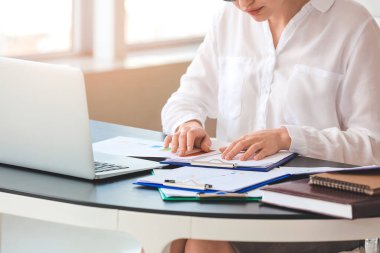 Ofiste çalışan güzel bir bayan sekreter.