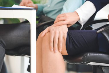 Patron ofisteki sekreterini taciz ediyor.