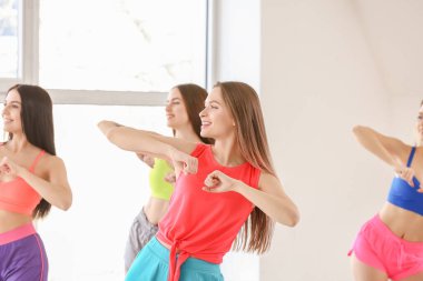 güzel genç kadın stüdyoda dans