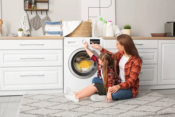 Mujer Linda Hijita Haciendo Colada Casa — Foto de Stock