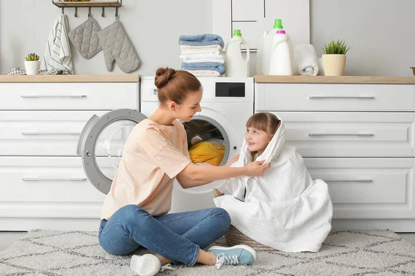 Mulher Sua Filhinha Bonita Fazendo Lavanderia Casa — Fotografia de Stock