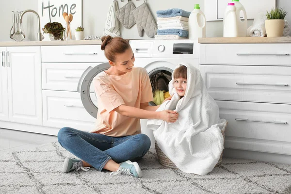 Mulher Sua Filhinha Bonita Fazendo Lavanderia Casa — Fotografia de Stock