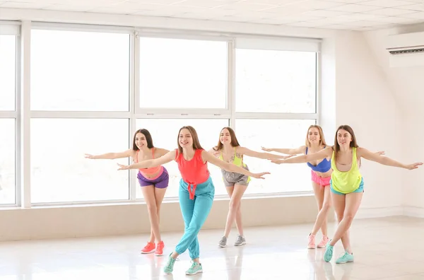 Όμορφες Νεαρές Γυναίκες Χορεύουν Στο Στούντιο — Φωτογραφία Αρχείου