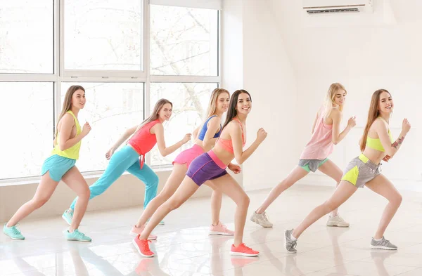 Hermosas Mujeres Jóvenes Bailando Estudio —  Fotos de Stock