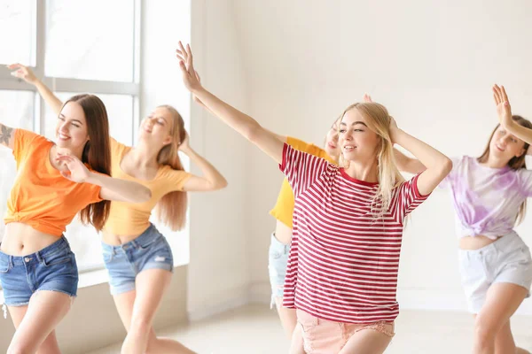 Όμορφες Νεαρές Γυναίκες Χορεύουν Στο Στούντιο — Φωτογραφία Αρχείου