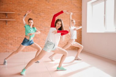 güzel genç kadın stüdyoda dans