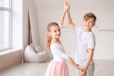 Stüdyoda dans eden şirin çocuklar.