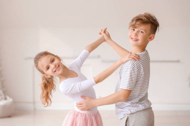 Stüdyoda dans eden şirin çocuklar.