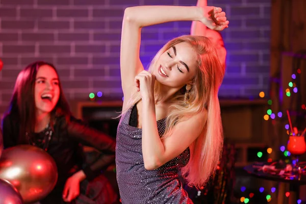 Hermosas Mujeres Jóvenes Bailando Club Nocturno — Foto de Stock