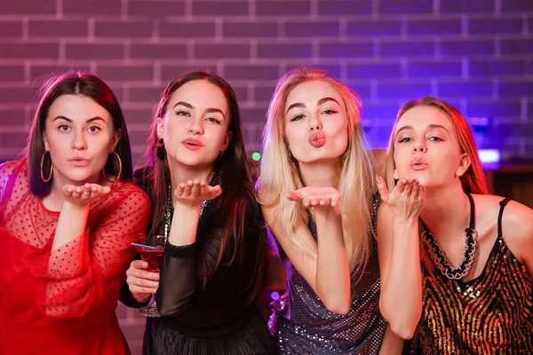Gyönyörű Fiatal Nők Éjszakai Klubban — Stock Fotó