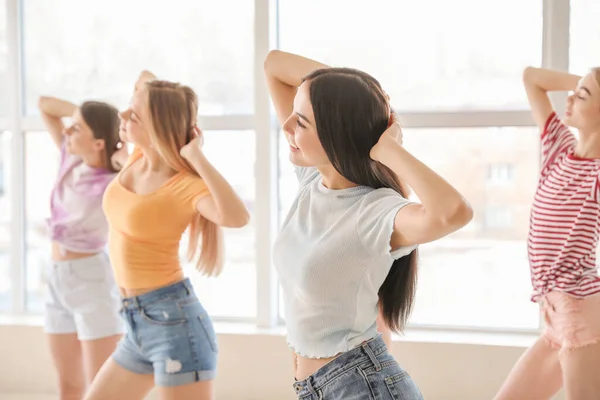 Красиві Молоді Жінки Танцюють Студії — стокове фото
