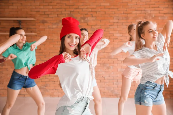 Vackra Unga Kvinnor Dansar Studio — Stockfoto