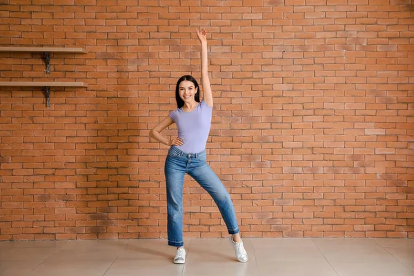 Schöne Junge Frau Tanzt Nahe Ziegelmauer — Stockfoto