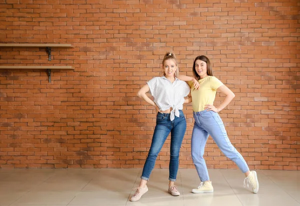 Hermosas Bailarinas Jóvenes Cerca Pared Ladrillo — Foto de Stock