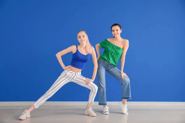 Jovens Mulheres Bonitas Dançando Contra Parede Cores — Fotografia de Stock