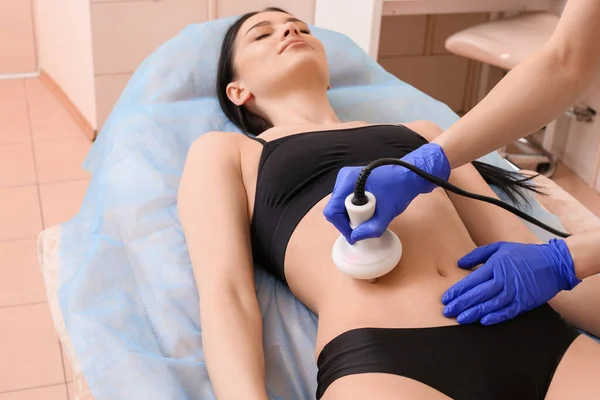 Young Woman Undergoing Procedure Cellulite Treatment Beauty Salon — Stock Photo, Image