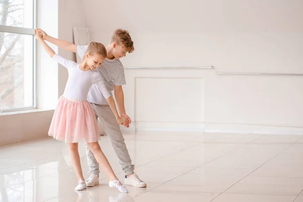 Anak Anak Kecil Yang Lucu Menari Studio — Stok Foto