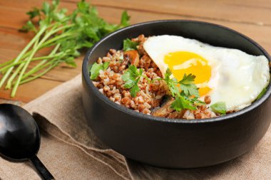 Bir kase lezzetli karabuğday lapası ve yumurta.