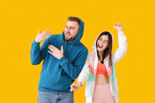 Glückliches Junges Paar Tanzt Vor Farbigem Hintergrund — Stockfoto