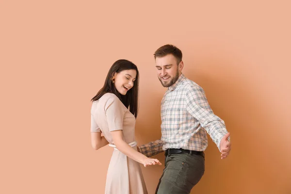 Gelukkig Jong Paar Dansen Tegen Kleur Achtergrond — Stockfoto