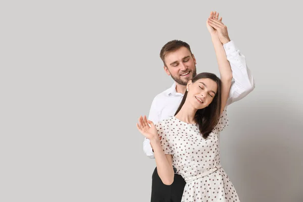 Feliz Joven Pareja Bailando Sobre Fondo Claro — Foto de Stock