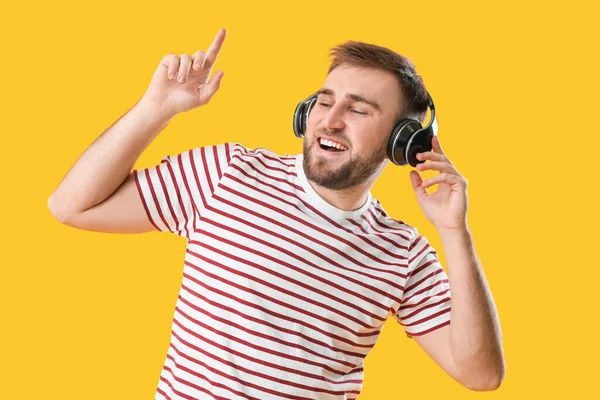 Handsome Young Man Dancing Listening Music Color Background — Stock Photo, Image