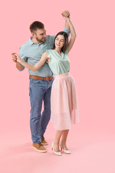 Feliz Joven Pareja Bailando Sobre Fondo Color — Foto de Stock