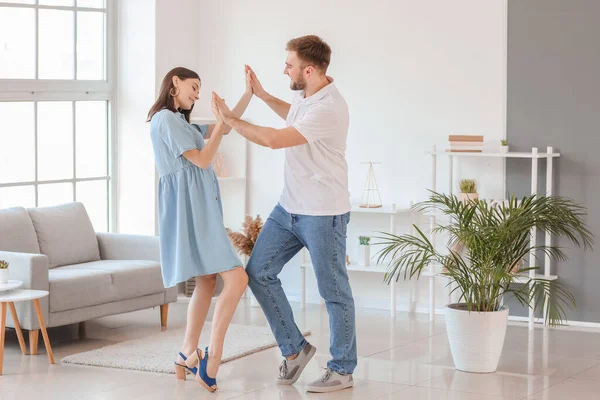 Feliz Jovem Casal Dançando Casa — Fotografia de Stock