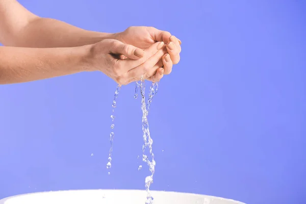 Vrouw Wassen Handen Tegen Kleur Achtergrond — Stockfoto