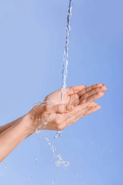 Vrouw Wassen Handen Tegen Kleur Achtergrond — Stockfoto