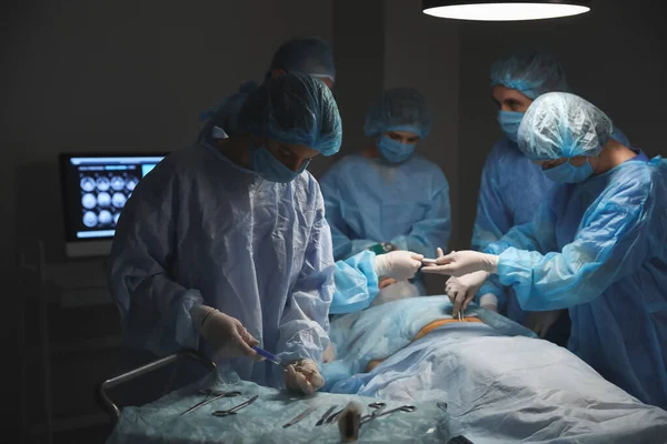 現代病院における患者の手術 — ストック写真