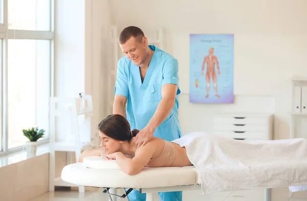 Massagetherapeut Werkt Met Vrouwelijke Patiënt Medisch Centrum — Stockfoto