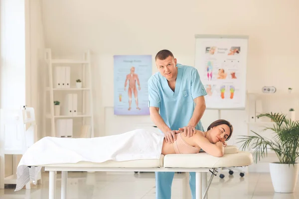 Masajista Trabajando Con Paciente Femenina Centro Médico — Foto de Stock