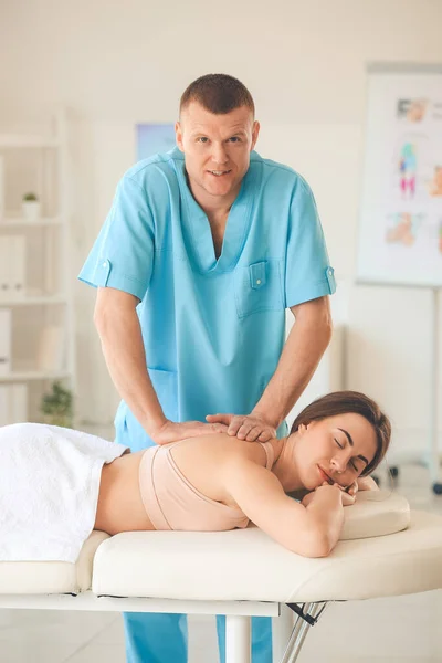 Massagetherapeutin Arbeitet Mit Patientin Medizinischen Zentrum — Stockfoto