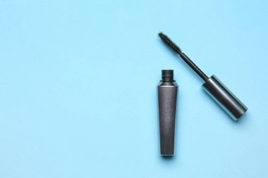 Renk arkaplanda siyah rimel